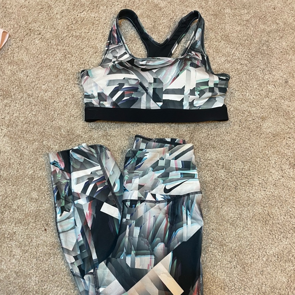 Nike Dri Fit sports bra and leggings set XS / S